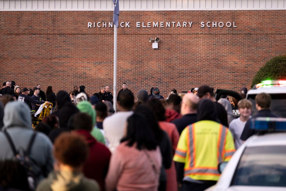 Schüler und Polizisten versammeln sich vor der Richneck Elementary School.