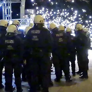 Feuerwehrmänner und Polizisten werden mit Böllern und Pyros beschossen