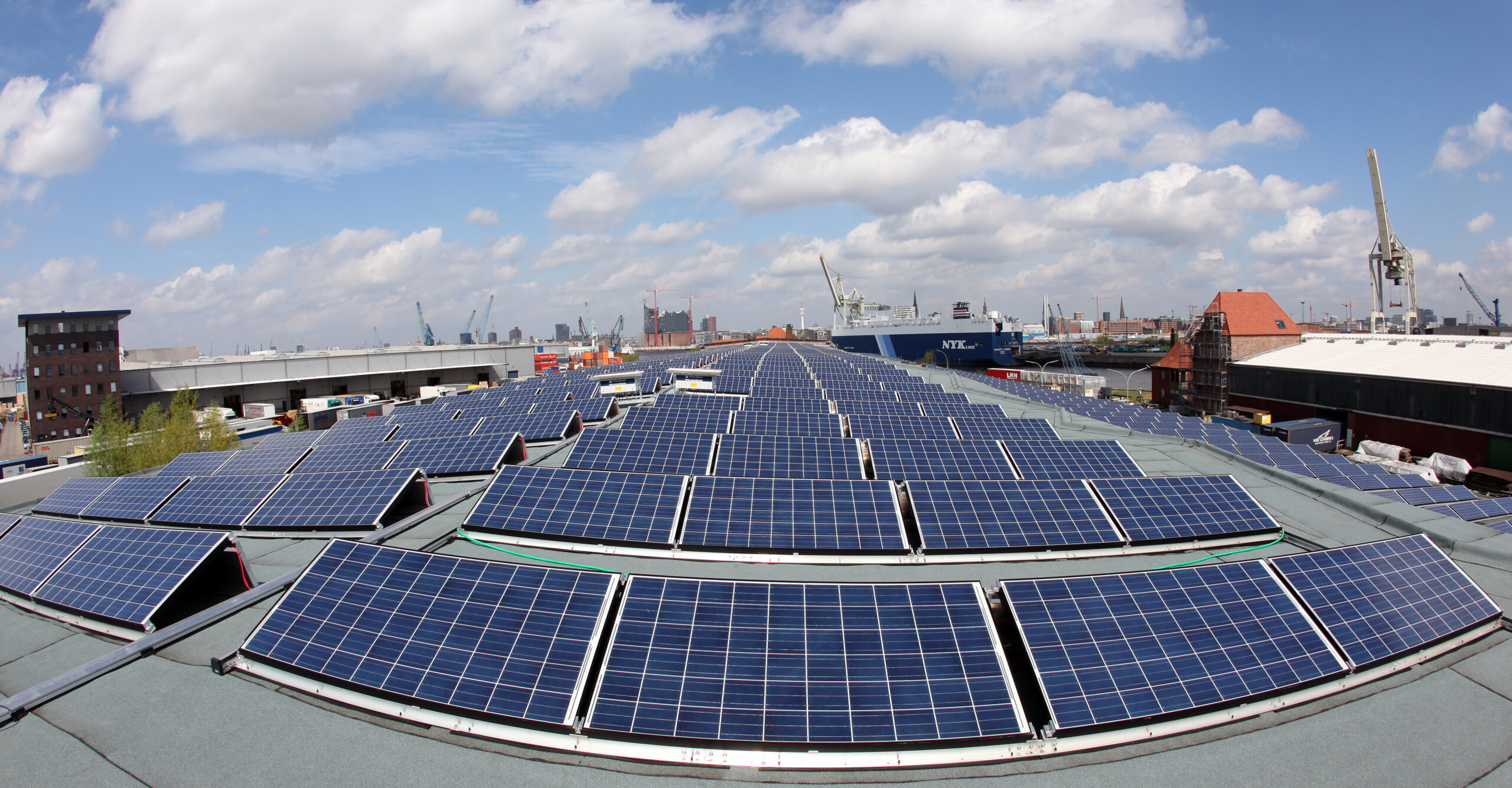 Eine der größten Solaranlagen Hamburgs befindet sich auf dem Dach eines historischen Kaischuppens im Hafen.