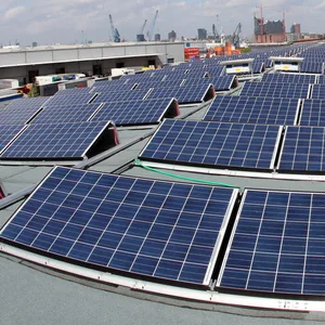 Eine der größten Solaranlagen Hamburgs befindet sich auf dem Dach eines historischen Kaischuppens im Hafen.