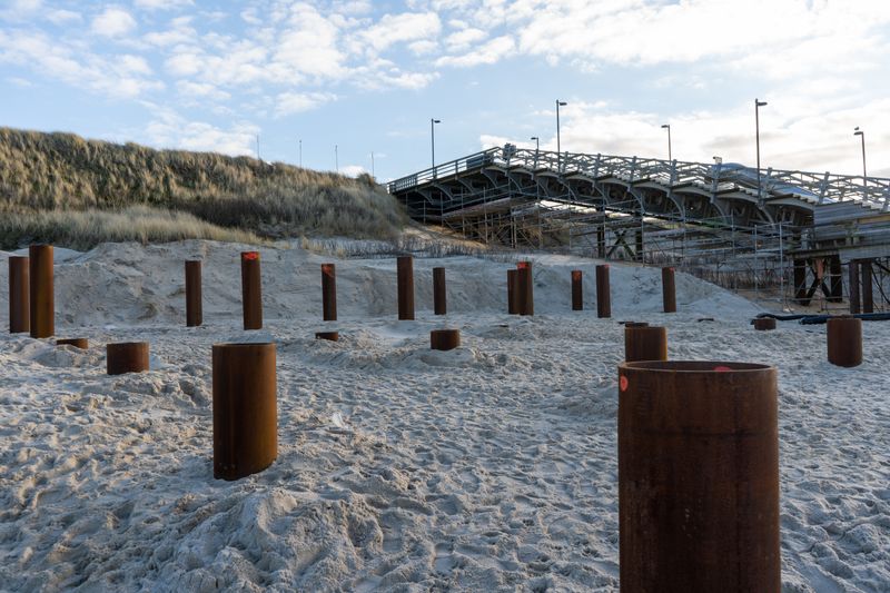 Die Stahlstützen stehen schon mal: Hier entsteht ein neues „Strandbistro“ am Hauptstrand in Wenningstedt.