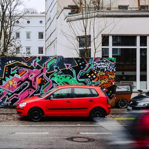 Das Grundstück Weidenallee 22 besteht aus der Brachfläche hinter dem bunten Bauzaun und der geschlossenen Kita rechts daneben.