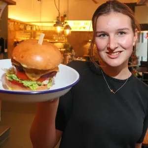 Charlotte (20) serviert einen vegetarischen Burger bei „Otto‘s Burger“