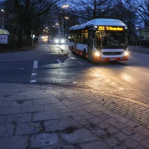 Ein Bus an der Kreuzung Sutbbenhof/Neuwiedenthaler Straße