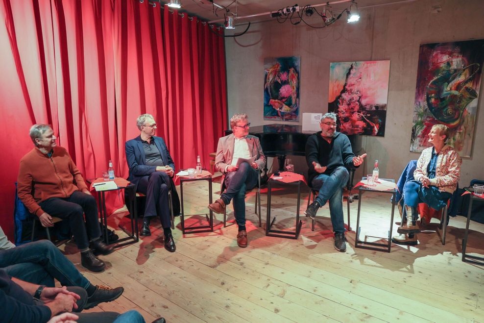 Im MOPO-Talk (v.l.n.r.): Heiko Weidemann, Wolfgang Maenning, MOPO-Kolumnist und Moderator Marco Carini, Stephan Fehrenbach und Stefanie von Berg.