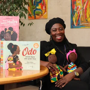 Dayan Kodua mit ihren Kinderbüchern