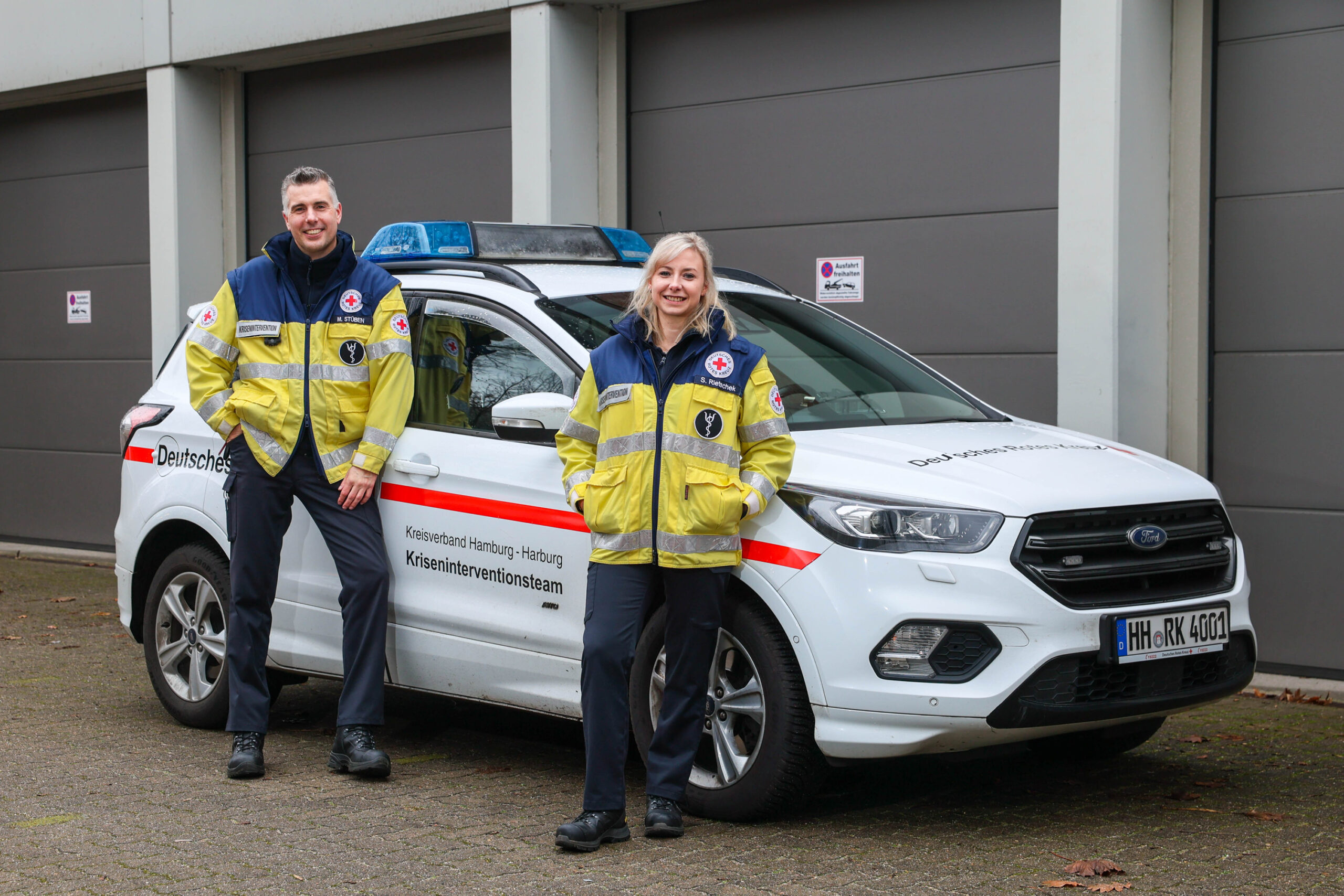 Malte Stüben (46) und Svea Rietschek (32) vom Kriseninterventionsteam des Deutschen Roten Kreuz Hamburg-Harburg.