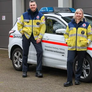 Malte Stüben (46) und Svea Rietschek (32) vom Kriseninterventionsteam des Deutschen Roten Kreuz Hamburg-Harburg.