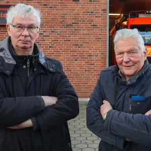 Gerätewart Klaus Böhling (l.) und Ex-Wehrführer Klaus-Peter Herring sind frustriert. Die Feuerwehr Kirchsteinbek braucht dringend ein neues Gebäude. Doch Anwohner stellen sich quer.