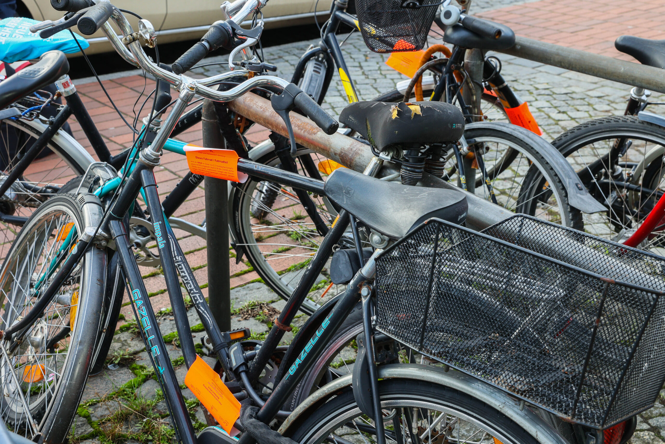Am Bahnhof Altona werden immer mehr Fahrräder mit roten Zetteln markiert – bevor sie endgültig entsorgt werden.