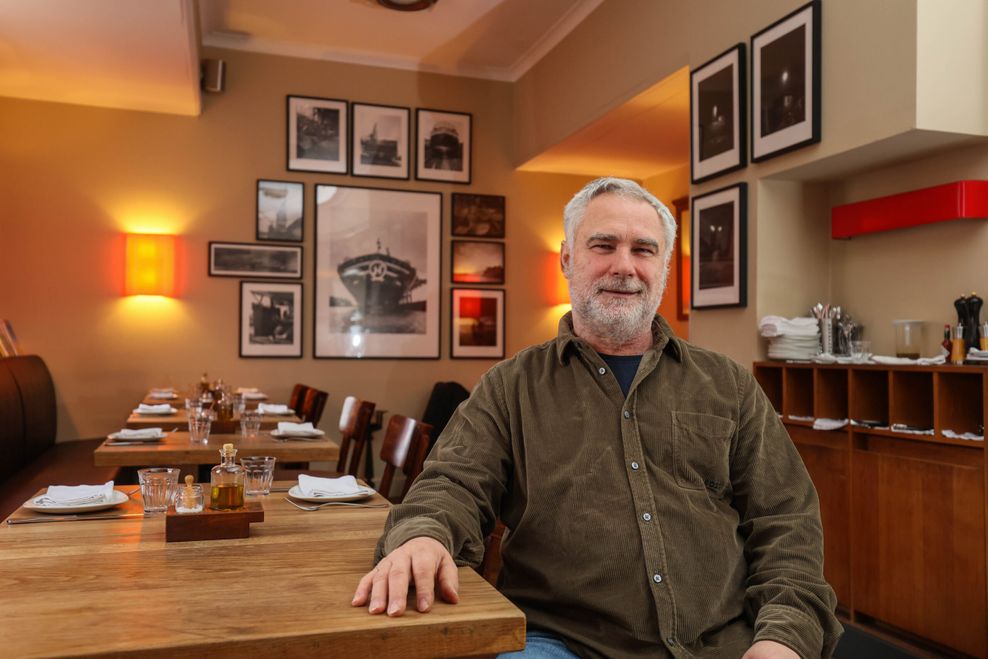 Das französische Restaurant Marseille: Inhaber Milenko Gavrilovic plaudert gern mit seinen Gästen.