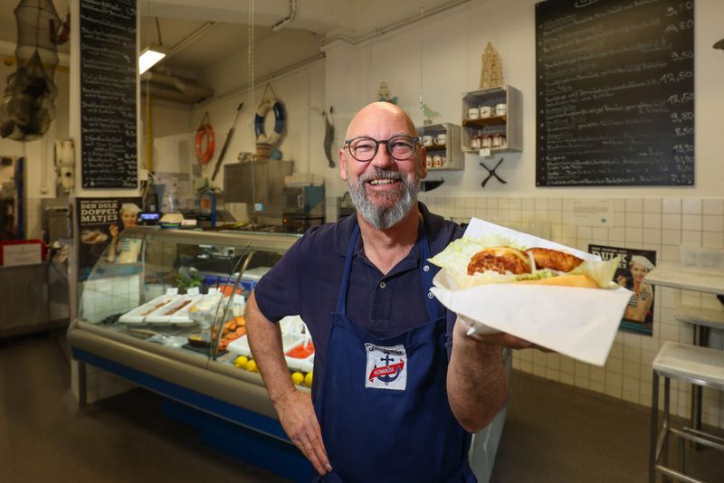 Bei Goedekens Kombüse isst Christian Rach am liebsten die Fisch-Frikadelle im Brötchen. Thorsten Garbusinski leitet den Imbiss.