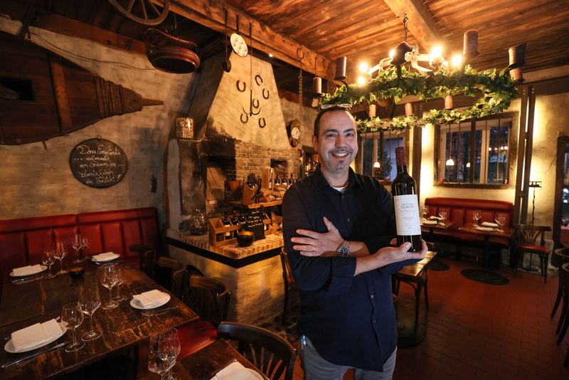 In urigem Ambiente kommen im Restaurant „Zur Flottbeker Schmiede“ Tapas auf den Tisch. Joao Gouveia und seine Frau Helena kümmern sich im ihre Gäste.
