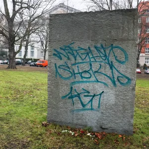 Mahnmal Hamburg beschmiert
