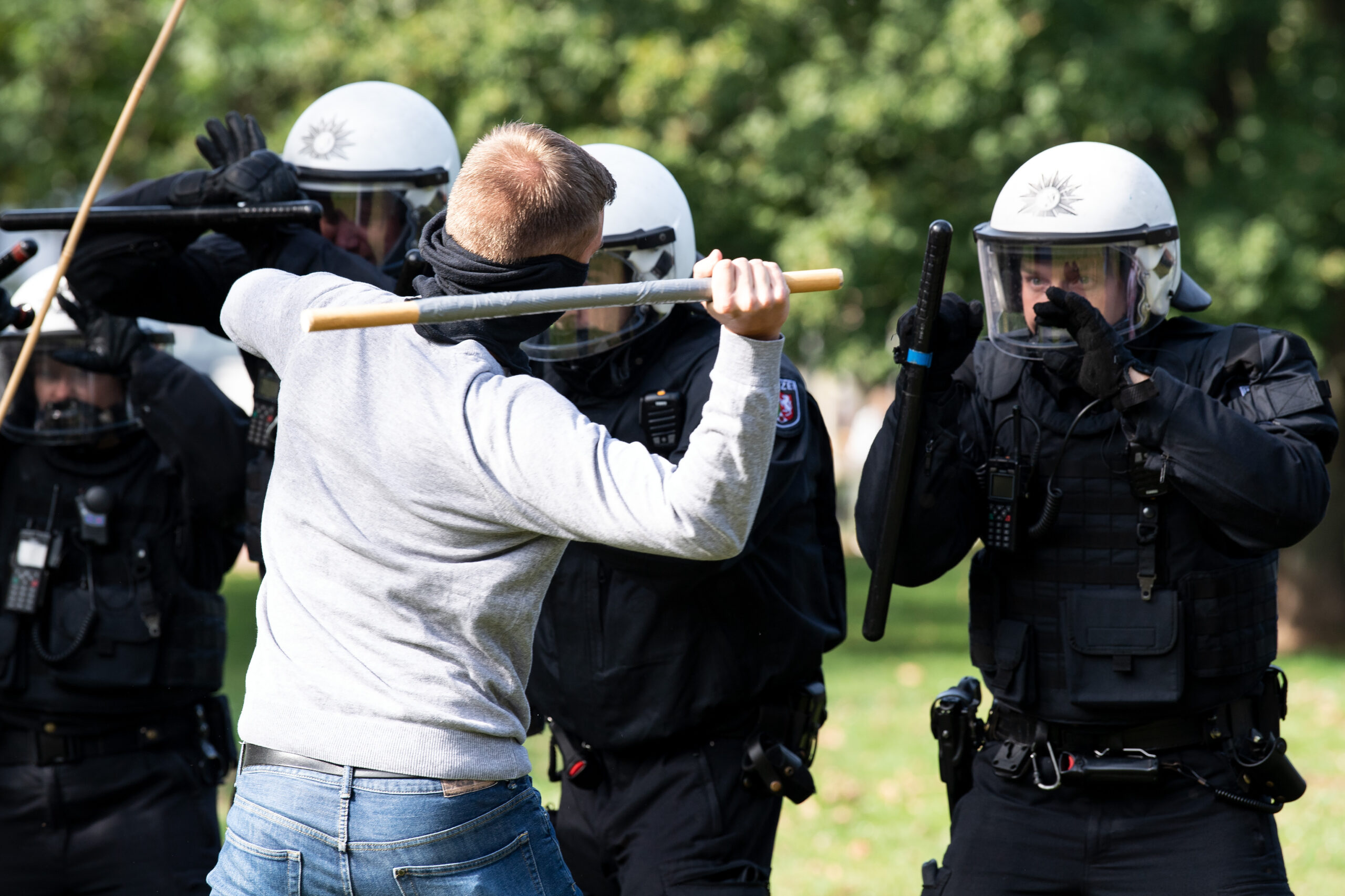 Polizisten werden im Dienst immer häufiger angegriffen (Symbolbild).