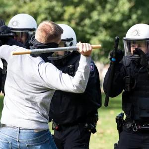 Polizisten werden im Dienst immer häufiger angegriffen (Symbolbild).