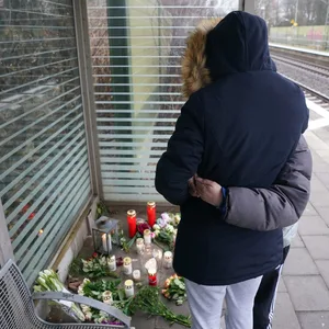 Die Trauer und Bestürzung nach dem Messerangriff in Brokstedt ist groß.