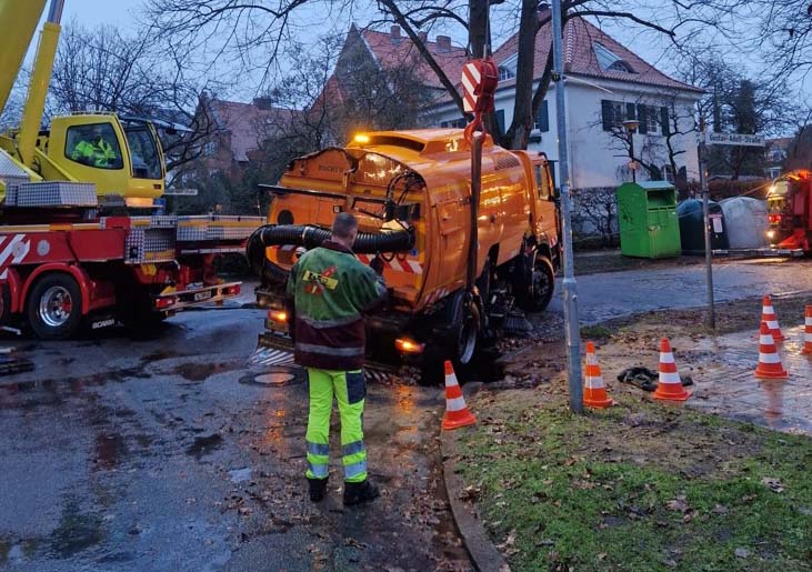 In Lübeck: Kehrmaschine versinkt in Straßenkrater