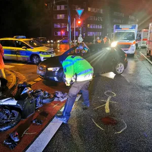 In Hamburg-Dulsberg wird ein Motorradfahrer bei einem Unfall schwer verletzt.