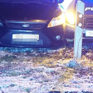 Zwei demolierte Streifenwagen nach Verfolgungsjagd im Norden