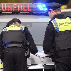 Eine Elfjährige wurde angefahren, die Fahrerin des Autos beging Unfallflucht, Polizisten nahmen den Unfall auf. (Symbolfoto)