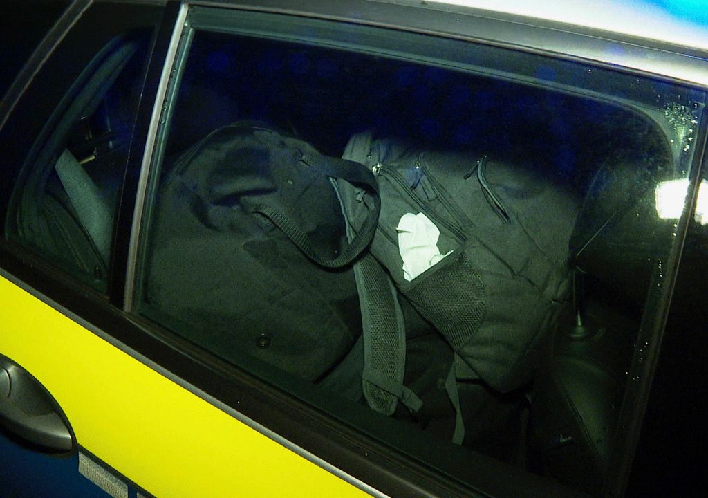 Die Polizisten stellen zwei Sporttaschen sicher. Darin befanden sich zwei Pistolen – und Drogen?