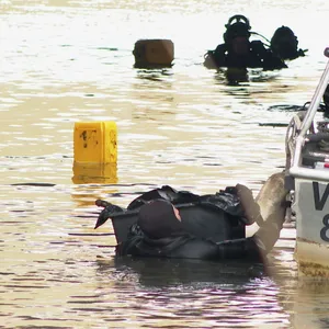 Polizeitaucher finden Knochenteile in dem Gewässer.