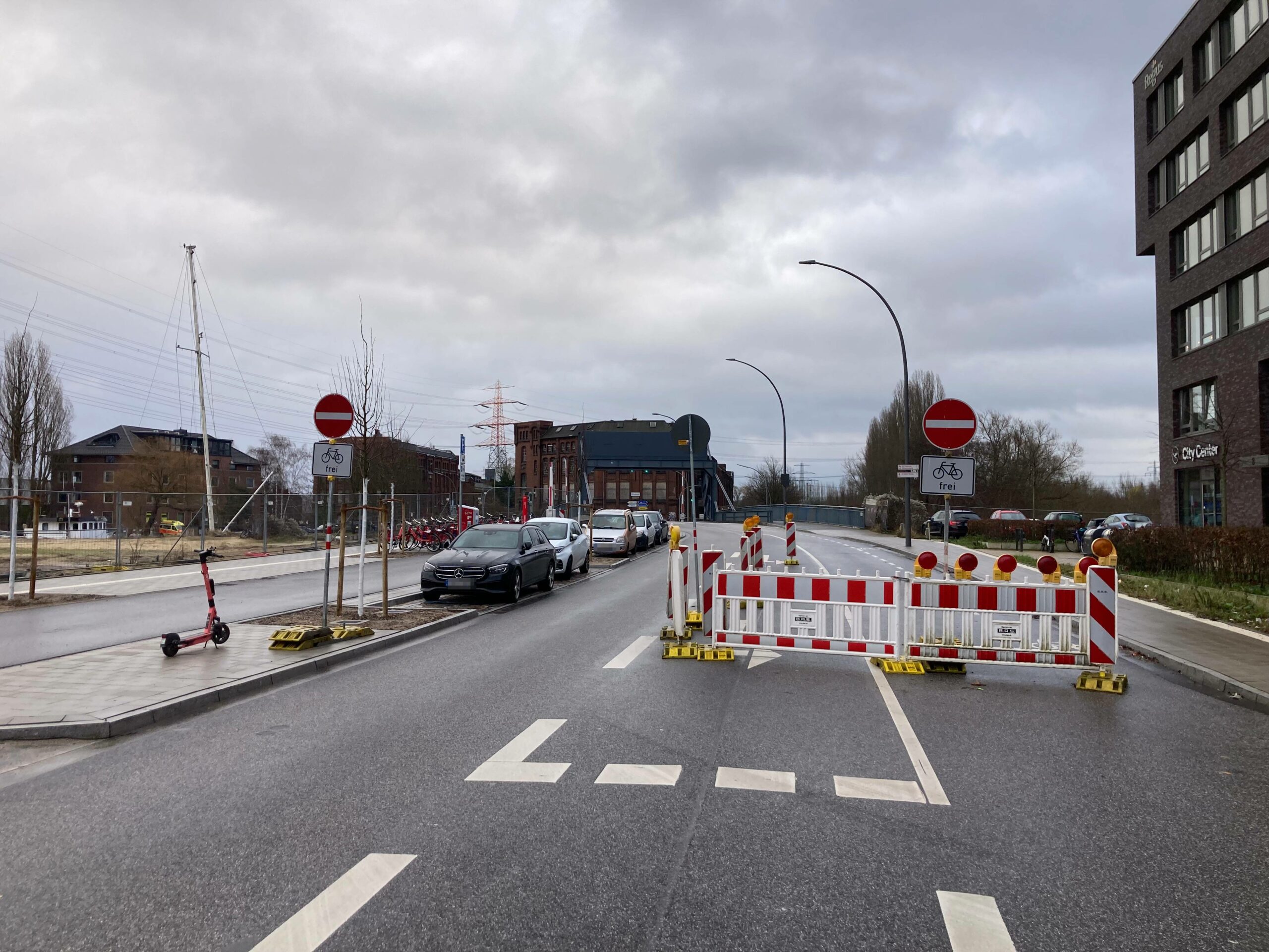 Kein Durchkommen: Der Verkehr wird umgeleitet. Keine Chance mehr für Autofahrer, die Schleichstrecke in Richtung Wilhelmsburg zu nutzen.
