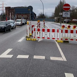 Kein Durchkommen: Der Verkehr wird umgeleitet. Keine Chance mehr für Autofahrer, die Schleichstrecke in Richtung Wilhelmsburg zu nutzen.