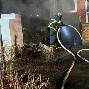 Feuerwehrkräfte löschen den Brand im Keller.