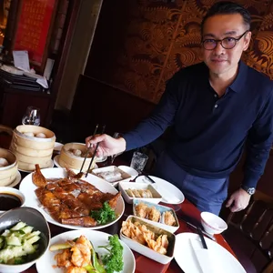 Dennis Kwong serviert eine Pekingente im „Dim Sum Haus“ – dem ältesten China-Restaurant der Stadt. Es wird seit 1964 in dritter Generation betrieben.
