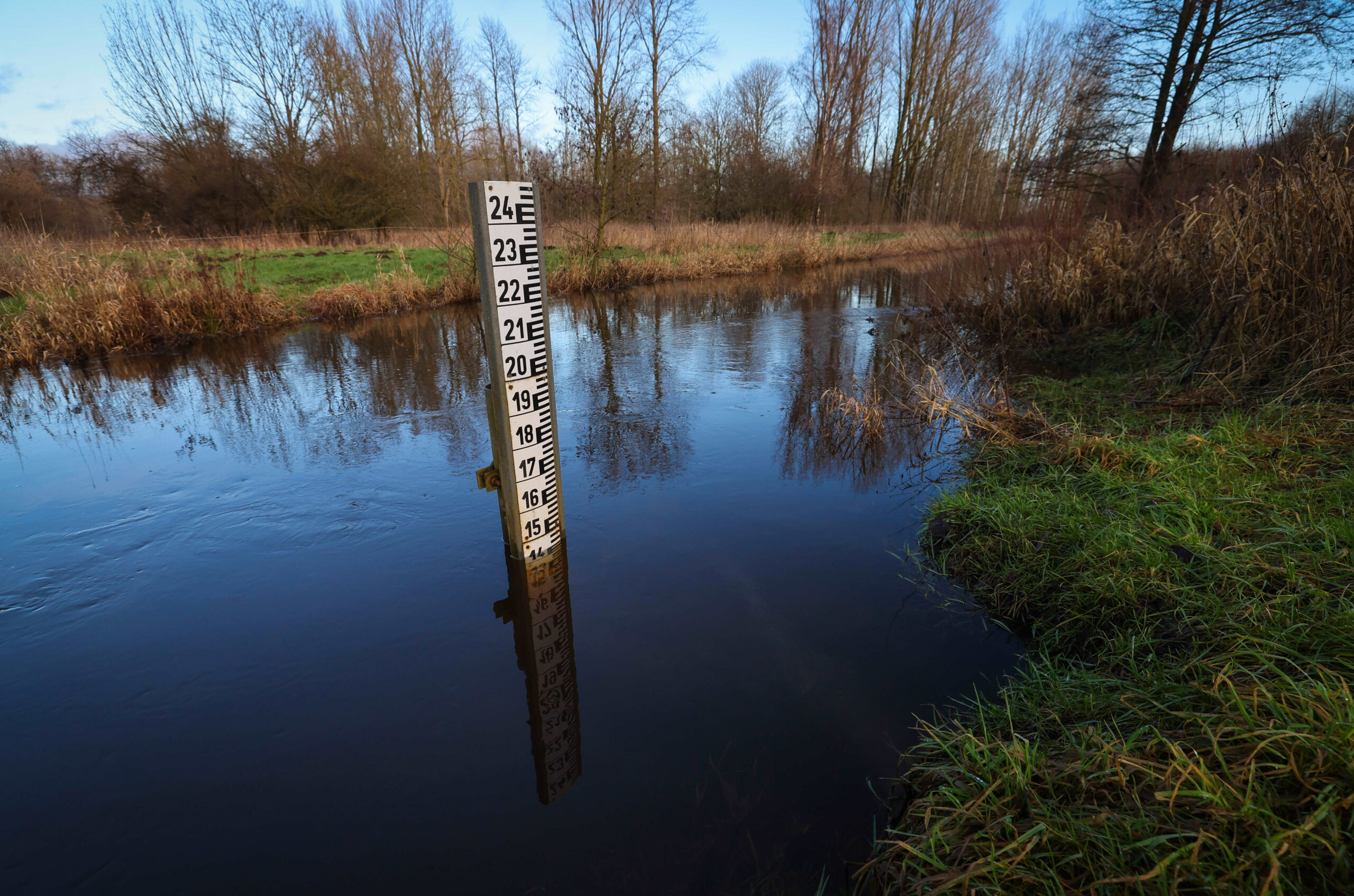 Der kleine Fluß Krückau bei Elmshorn ist gut gefüllt. In den vergangenen zwei Wochen ist in Schleswig-Holstein flächendeckend mehr als 75 Liter Niederschlag je Quadratmeter gefallen.