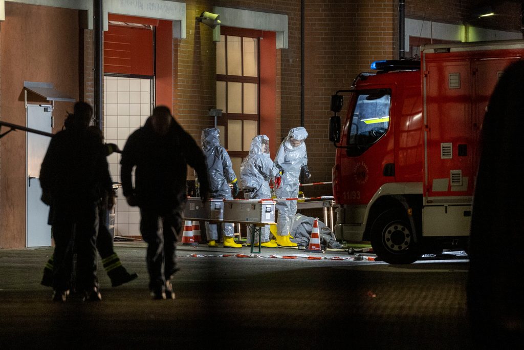 Auf dem Gelände der Feuerwehr in Castrop-Rauxel werden bei der Durchsuchung gefundene Stoffe untersucht.