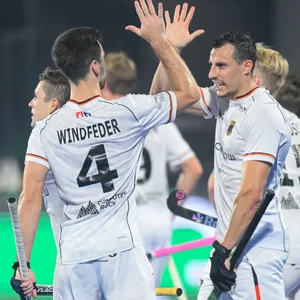 Lukas Windfeder und Timur Oruz klatschen ab