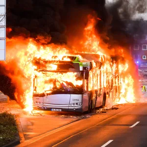 Hybrid-Linienbus geht in Flammen auf