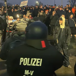 Polizisten sind bei einer Versammlung vor dem Sitzungsgebäude des Kreistages im Einsatz.