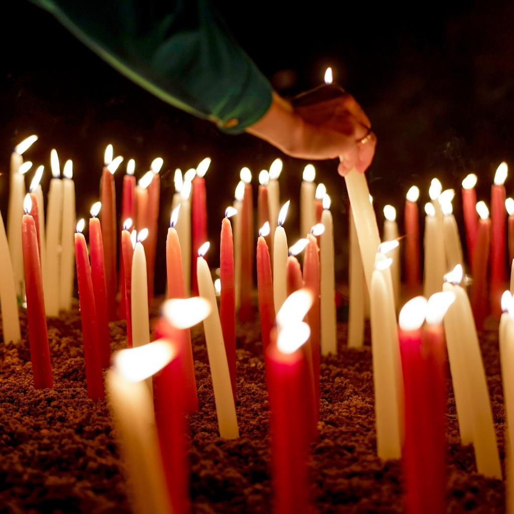 Kerzen werden in Gedenken an die Opfer angezündet.