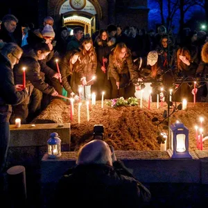 Menschen gedenken den Opfern und Verletzten der Messerattacke in Brokstedt.