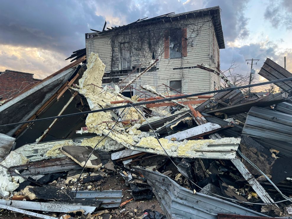 Ein beschädigtes Gebäude und Trümmer sind nach einem Unwetter in Selma, Alabama zu sehen.