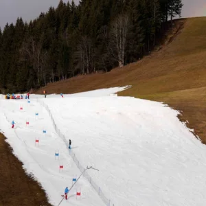 Kunstschnee neben Rasenfläche