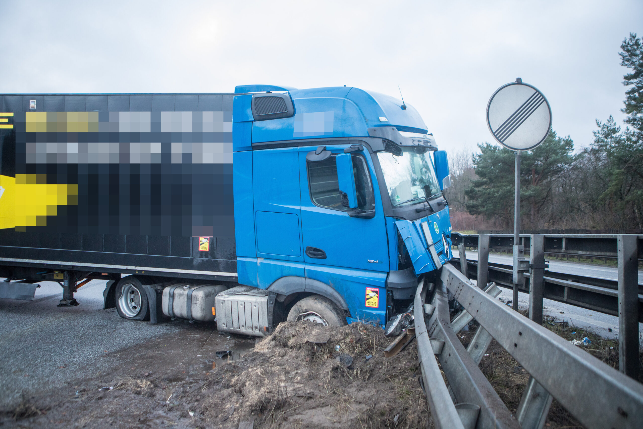 Auf der A7 bei Hamburg-Heimfeld ist ein Lastwagen am frühen Montagmorgen gegen die Leitplanke gefahren und hat sich quer auf die Fahrbahn gestellt.