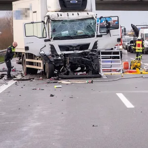 Die Unglücksstelle auf der A1 bei Sittensen. Der Fahrer dieses Lkw starb.