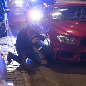 Hamburger Polizisten untersuchen des Wagen eines Auotposers.