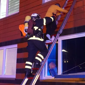 Feuerwehrleute retten die Kinder aus der verrauchten Wohnung in Hamburg-Horn.
