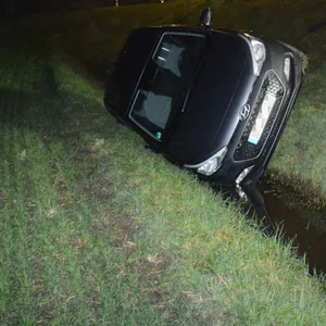 Der Wagen liegt im Graben neben dem Allermöher Deich.