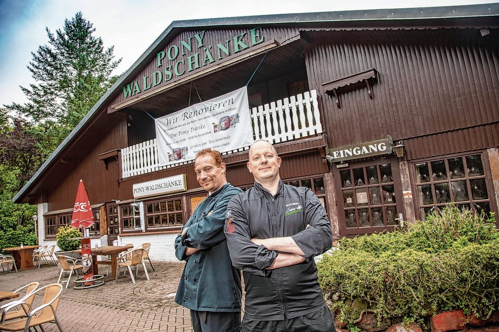 Dennis Ulrich (l.) und Jorrit Hanke hatten große Pläne für die „Pony-Waldschänke“.