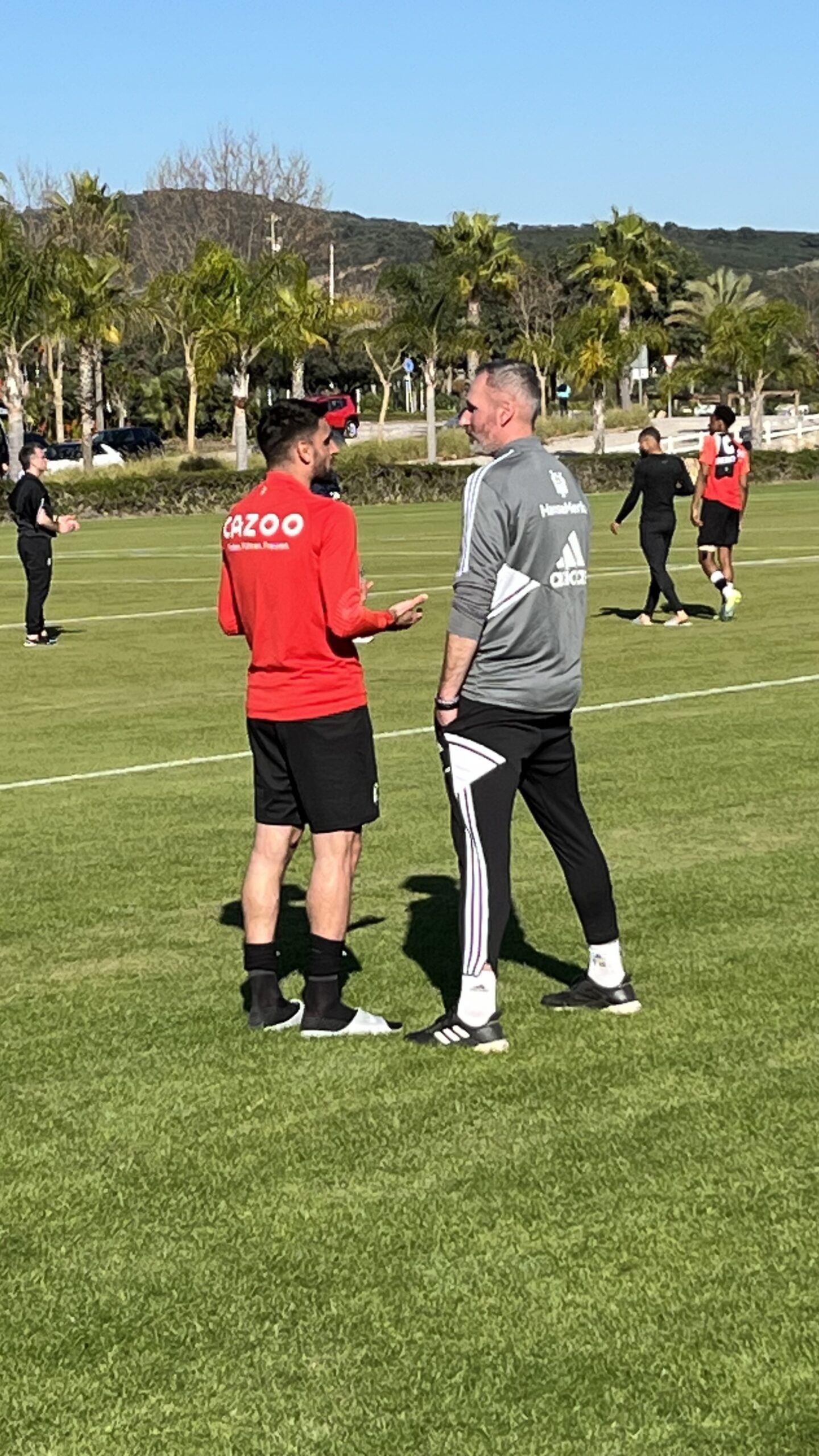 HSV-Trainer Tim Walter spricht mit Freiburgs Vincenzo Grifo