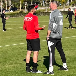 HSV-Trainer Tim Walter spricht mit Freiburgs Vincenzo Grifo