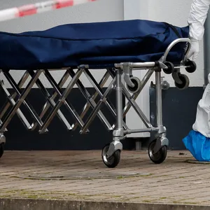 Mitarbeiter der Spurensicherung bringen die Leiche des 14-jährigen Mädchens aus dem Haus in Weisendorf.