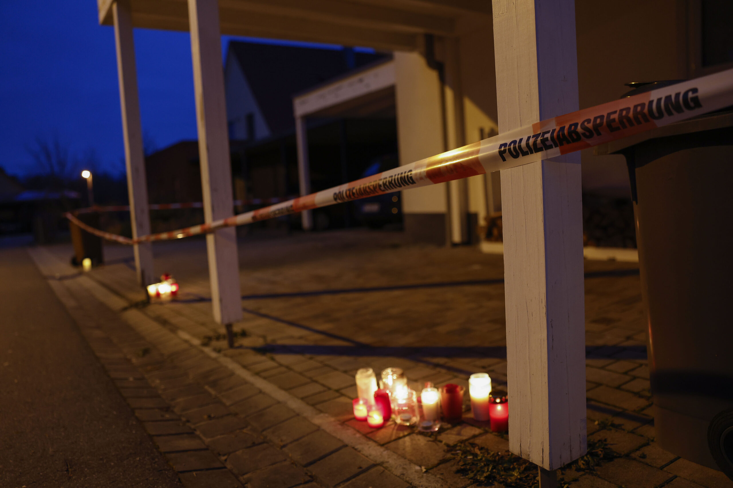 Anwohner haben Kerzen vor dem Haus aufgestellt, in dem am Freitag eine 14 Jahre alte Jugendliche bei einer Gewalttat getötet wurde.